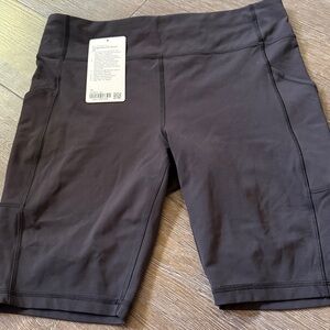 Lululemon Invigorate HE Short 10"
Black size 14 NEW biker shorts with pockets